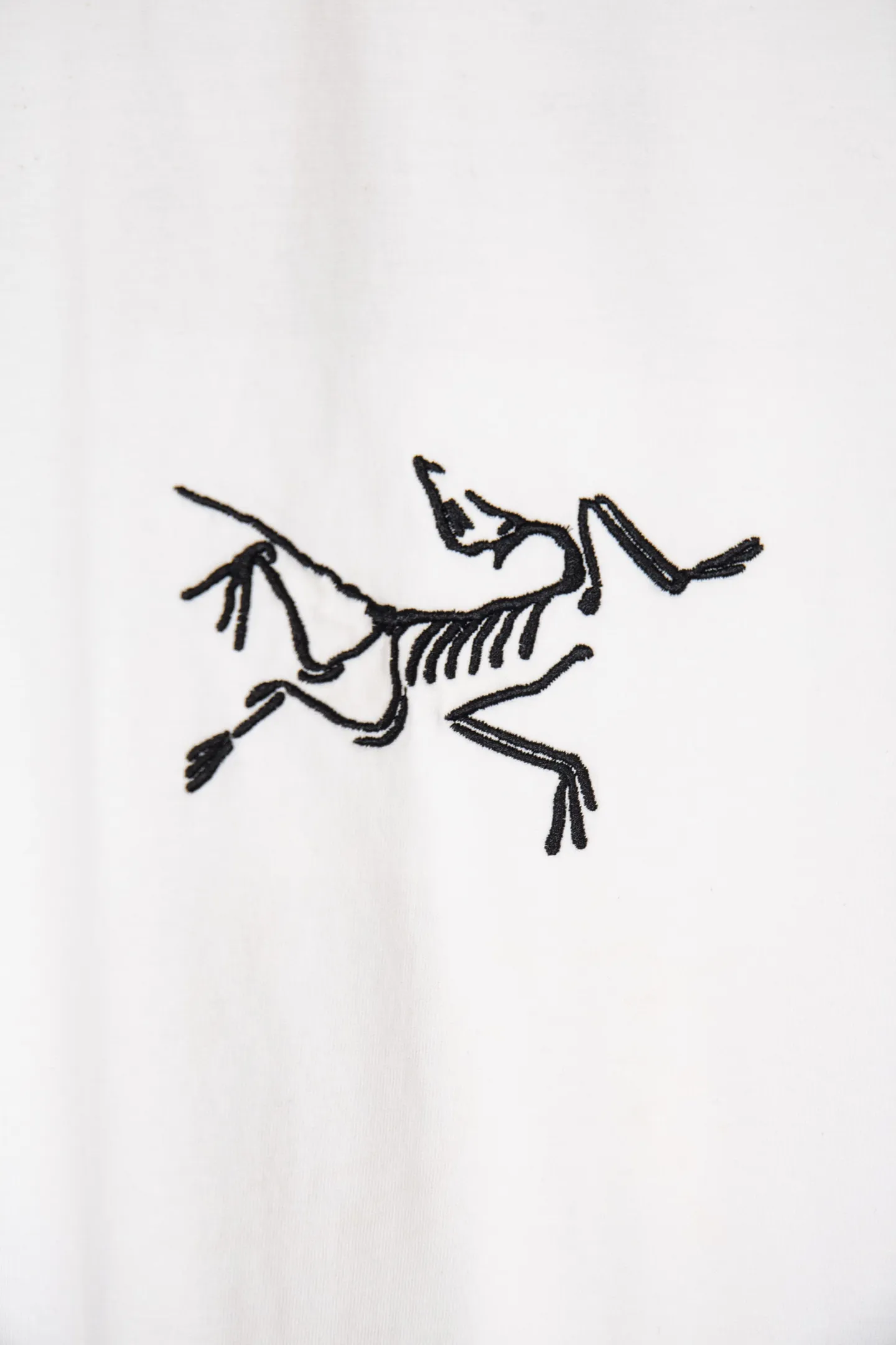 ：Y 100 ARC'TERYX 26ss New Arrival T ， ，Breathable ， 。 ， ， ， Same Style 。 ， ， ； logo， ， 。Classic Versatile ， 、 ， 、 、 。 ， ， ！ ：Black White Size：S-XL